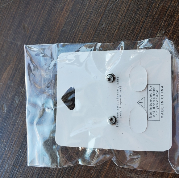 NEW Red cameo earings - Picture 3 of 3